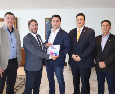 O governador Carlos Massa Ratinho Junior, sanciona a lei que cria o Fundo Estadual de Combate a Corrupção. Participaram: controlador geral do Estado, Raul Siqueira; secretário chefe da Casa Civil, Guto Silva; líder do Governo na Assembleia Legislativa, deputado Hussein Bakri; representante da Transparência Internacional, Bruno Brandão; entre outros.Curitiba, 30-10-19.Foto: Arnaldo Alves / AEN.