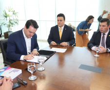 O governador Carlos Massa Ratinho Junior, sanciona a lei que cria o Fundo Estadual de Combate a Corrupção. Participaram: controlador geral do Estado, Raul Siqueira; secretário chefe da Casa Civil, Guto Silva; líder do Governo na Assembleia Legislativa, deputado Hussein Bakri; representante da Transparência Internacional, Bruno Brandão; entre outros.Curitiba, 30-10-19.Foto: Arnaldo Alves / AEN.