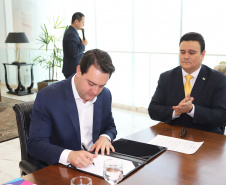 O governador Carlos Massa Ratinho Junior, sanciona a lei que cria o Fundo Estadual de Combate a Corrupção. Participaram: controlador geral do Estado, Raul Siqueira; secretário chefe da Casa Civil, Guto Silva; líder do Governo na Assembleia Legislativa, deputado Hussein Bakri; representante da Transparência Internacional, Bruno Brandão; entre outros.Curitiba, 30-10-19.Foto: Arnaldo Alves / AEN.