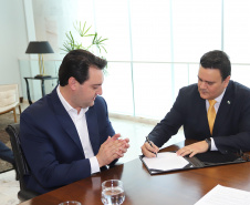 O governador Carlos Massa Ratinho Junior, sanciona a lei que cria o Fundo Estadual de Combate a Corrupção. Participaram: controlador geral do Estado, Raul Siqueira; secretário chefe da Casa Civil, Guto Silva; líder do Governo na Assembleia Legislativa, deputado Hussein Bakri; representante da Transparência Internacional, Bruno Brandão; entre outros.Curitiba, 30-10-19.Foto: Arnaldo Alves / AEN.