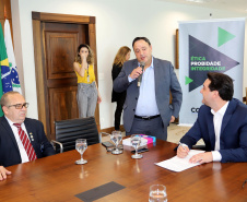 O governador Carlos Massa Ratinho Junior, sanciona a lei que cria o Fundo Estadual de Combate a Corrupção. Participaram: controlador geral do Estado, Raul Siqueira; secretário chefe da Casa Civil, Guto Silva; líder do Governo na Assembleia Legislativa, deputado Hussein Bakri; representante da Transparência Internacional, Bruno Brandão; entre outros.Curitiba, 30-10-19.Foto: Arnaldo Alves / AEN.