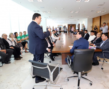 O governador Carlos Massa Ratinho Junior, sanciona a lei que cria o Fundo Estadual de Combate a Corrupção. Participaram: controlador geral do Estado, Raul Siqueira; secretário chefe da Casa Civil, Guto Silva; líder do Governo na Assembleia Legislativa, deputado Hussein Bakri; representante da Transparência Internacional, Bruno Brandão; entre outros.Curitiba, 30-10-19.Foto: Arnaldo Alves / AEN.