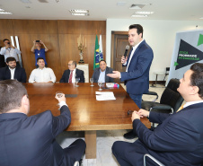 O governador Carlos Massa Ratinho Junior, sanciona a lei que cria o Fundo Estadual de Combate a Corrupção. Participaram: controlador geral do Estado, Raul Siqueira; secretário chefe da Casa Civil, Guto Silva; líder do Governo na Assembleia Legislativa, deputado Hussein Bakri; representante da Transparência Internacional, Bruno Brandão; entre outros.Curitiba, 30-10-19.Foto: Arnaldo Alves / AEN.
