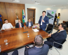 O governador Carlos Massa Ratinho Junior, sanciona a lei que cria o Fundo Estadual de Combate a Corrupção. Participaram: controlador geral do Estado, Raul Siqueira; secretário chefe da Casa Civil, Guto Silva; líder do Governo na Assembleia Legislativa, deputado Hussein Bakri; representante da Transparência Internacional, Bruno Brandão; entre outros.Curitiba, 30-10-19.Foto: Arnaldo Alves / AEN.
