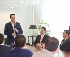O governador Carlos Massa Ratinho Junior, sanciona a lei que cria o Fundo Estadual de Combate a Corrupção. Participaram: controlador geral do Estado, Raul Siqueira; secretário chefe da Casa Civil, Guto Silva; líder do Governo na Assembleia Legislativa, deputado Hussein Bakri; representante da Transparência Internacional, Bruno Brandão; entre outros.Curitiba, 30-10-19.Foto: Arnaldo Alves / AEN.