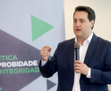 O governador Carlos Massa Ratinho Junior, sanciona a lei que cria o Fundo Estadual de Combate a Corrupção. Participaram: controlador geral do Estado, Raul Siqueira; secretário chefe da Casa Civil, Guto Silva; líder do Governo na Assembleia Legislativa, deputado Hussein Bakri; representante da Transparência Internacional, Bruno Brandão; entre outros.Curitiba, 30-10-19.Foto: Arnaldo Alves / AEN.