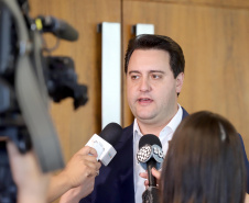 O governador Carlos Massa Ratinho Junior, sanciona a lei que cria o Fundo Estadual de Combate a Corrupção. Participaram: controlador geral do Estado, Raul Siqueira; secretário chefe da Casa Civil, Guto Silva; líder do Governo na Assembleia Legislativa, deputado Hussein Bakri; representante da Transparência Internacional, Bruno Brandão; entre outros.Curitiba, 30-10-19.Foto: Arnaldo Alves / AEN.