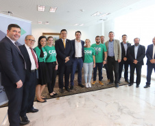 O governador Carlos Massa Ratinho Junior, sanciona a lei que cria o Fundo Estadual de Combate a Corrupção. Participaram: controlador geral do Estado, Raul Siqueira; secretário chefe da Casa Civil, Guto Silva; líder do Governo na Assembleia Legislativa, deputado Hussein Bakri; representante da Transparência Internacional, Bruno Brandão; entre outros.Curitiba, 30-10-19.Foto: Arnaldo Alves / AEN.