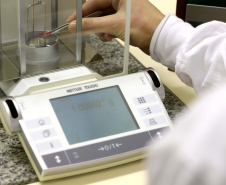 Calibração de pesos padrão em um dos laboratórios do Centro de Medições e Validação do Tecpar.Foto: Arnaldo Alves /AEN