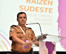 O Batalhão de Polícia Rodoviária (BPRv) participou do Seminário Raízen Sudeste, Roubos de Cargas, Fraudes e Delitos Conexos, realizado na cidade de Mairinque, no estado de São Paulo, terça-feira (29). No encontro foram discutidas estratégias de policiamento, inovações e tecnologias aplicáveis à segurança viária. O Paraná se destacou pelos baixos índices de roubos de carga: 3% de todos os crimes deste tipo no Brasil ocorreram em estradas estaduais paranaenses. Foto: Divulgação/SESP