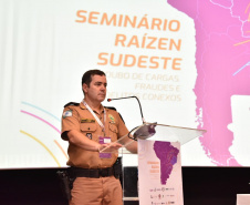 O Batalhão de Polícia Rodoviária (BPRv) participou do Seminário Raízen Sudeste, Roubos de Cargas, Fraudes e Delitos Conexos, realizado na cidade de Mairinque, no estado de São Paulo, terça-feira (29). No encontro foram discutidas estratégias de policiamento, inovações e tecnologias aplicáveis à segurança viária. O Paraná se destacou pelos baixos índices de roubos de carga: 3% de todos os crimes deste tipo no Brasil ocorreram em estradas estaduais paranaenses. Foto: Divulgação/SESP
