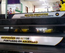 A empresa pública Portos do Paraná participa nesta quarta e quinta-feira (30 e 31) da 8ª edição da Feira de Profissões do Instituto Superior do Litoral do Paraná (Isulpar). A intenção é mostrar aos alunos e visitantes as oportunidades de carreira na atividade portuária, principal geradora de emprego e renda em Paranaguá.Foto:Pierpaolo Nota/Portos do Paraná 