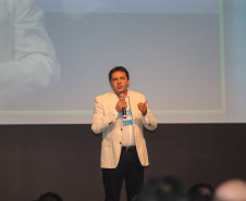 O governador Carlos Massa Ratinho Junior faz a abertura nesta quinta-feira (31),  do encontro de capacitação Governo 5.0 no Hotel Rafain Palace & Convention, em Foz do Iguaçu. Na foto, o prefeito de Foz do Iguaçu, Chico Brasileiro. Foz do Iguaçu, 17/10/2019 -  Foto: Geraldo Bubniak/AEN
