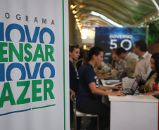 O governador Carlos Massa Ratinho Junior disse nesta quinta-feira (31), na abertura do encontro Governo 5.0, em Foz do Iguaçu, que o planejamento do Estado para os próximos anos será feito a muitas mãos, em parceria com os municípios, e que a inovação, o Novo Pensar e Novo Fazer, deve estar a serviço de todos os paranaenses. Ratinho Junior também assinou um pacote de investimentos de R$ 351 milhões nos municípios para os próximos anos. Foto: José Fernando Ogura/AEN