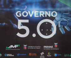 O governador Carlos Massa Ratinho Junior disse nesta quinta-feira (31), na abertura do encontro Governo 5.0, em Foz do Iguaçu, que o planejamento do Estado para os próximos anos será feito a muitas mãos, em parceria com os municípios, e que a inovação, o Novo Pensar e Novo Fazer, deve estar a serviço de todos os paranaenses. Ratinho Junior também assinou um pacote de investimentos de R$ 351 milhões nos municípios para os próximos anos. Foto: José Fernando Ogura/AEN