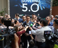 O governador Carlos Massa Ratinho Junior disse nesta quinta-feira (31), na abertura do encontro Governo 5.0, em Foz do Iguaçu, que o planejamento do Estado para os próximos anos será feito a muitas mãos, em parceria com os municípios, e que a inovação, o Novo Pensar e Novo Fazer, deve estar a serviço de todos os paranaenses. Ratinho Junior também assinou um pacote de investimentos de R$ 351 milhões nos municípios para os próximos anos. Foto: José Fernando Ogura/AEN