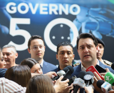 O governador Carlos Massa Ratinho Junior disse nesta quinta-feira (31), na abertura do encontro Governo 5.0, em Foz do Iguaçu, que o planejamento do Estado para os próximos anos será feito a muitas mãos, em parceria com os municípios, e que a inovação, o Novo Pensar e Novo Fazer, deve estar a serviço de todos os paranaenses. Ratinho Junior também assinou um pacote de investimentos de R$ 351 milhões nos municípios para os próximos anos. Foto: José Fernando Ogura/AEN