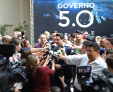 O governador Carlos Massa Ratinho Junior disse nesta quinta-feira (31), na abertura do encontro Governo 5.0, em Foz do Iguaçu, que o planejamento do Estado para os próximos anos será feito a muitas mãos, em parceria com os municípios, e que a inovação, o Novo Pensar e Novo Fazer, deve estar a serviço de todos os paranaenses. Ratinho Junior também assinou um pacote de investimentos de R$ 351 milhões nos municípios para os próximos anos. Foto: José Fernando Ogura/AEN