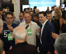 O governador Carlos Massa Ratinho Junior disse nesta quinta-feira (31), na abertura do encontro Governo 5.0, em Foz do Iguaçu, que o planejamento do Estado para os próximos anos será feito a muitas mãos, em parceria com os municípios, e que a inovação, o Novo Pensar e Novo Fazer, deve estar a serviço de todos os paranaenses. Ratinho Junior também assinou um pacote de investimentos de R$ 351 milhões nos municípios para os próximos anos. Foto: José Fernando Ogura/AEN