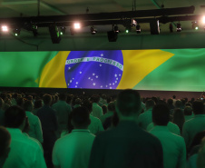 O governador Carlos Massa Ratinho Junior disse nesta quinta-feira (31), na abertura do encontro Governo 5.0, em Foz do Iguaçu, que o planejamento do Estado para os próximos anos será feito a muitas mãos, em parceria com os municípios, e que a inovação, o Novo Pensar e Novo Fazer, deve estar a serviço de todos os paranaenses. Ratinho Junior também assinou um pacote de investimentos de R$ 351 milhões nos municípios para os próximos anos. Foto: José Fernando Ogura/AEN