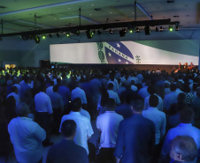 O governador Carlos Massa Ratinho Junior disse nesta quinta-feira (31), na abertura do encontro Governo 5.0, em Foz do Iguaçu, que o planejamento do Estado para os próximos anos será feito a muitas mãos, em parceria com os municípios, e que a inovação, o Novo Pensar e Novo Fazer, deve estar a serviço de todos os paranaenses. Ratinho Junior também assinou um pacote de investimentos de R$ 351 milhões nos municípios para os próximos anos. Foto: José Fernando Ogura/AEN