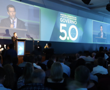 O governador Carlos Massa Ratinho Junior disse nesta quinta-feira (31), na abertura do encontro Governo 5.0, em Foz do Iguaçu, que o planejamento do Estado para os próximos anos será feito a muitas mãos, em parceria com os municípios, e que a inovação, o Novo Pensar e Novo Fazer, deve estar a serviço de todos os paranaenses. Ratinho Junior também assinou um pacote de investimentos de R$ 351 milhões nos municípios para os próximos anos. Foto: José Fernando Ogura/AEN