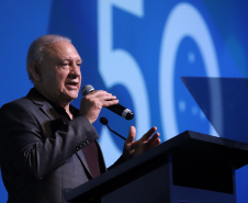 O governador Carlos Massa Ratinho Junior disse nesta quinta-feira (31), na abertura do encontro Governo 5.0, em Foz do Iguaçu, que o planejamento do Estado para os próximos anos será feito a muitas mãos, em parceria com os municípios, e que a inovação, o Novo Pensar e Novo Fazer, deve estar a serviço de todos os paranaenses. Ratinho Junior também assinou um pacote de investimentos de R$ 351 milhões nos municípios para os próximos anos. Foto: José Fernando Ogura/AEN