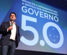 O governador Carlos Massa Ratinho Junior disse nesta quinta-feira (31), na abertura do encontro Governo 5.0, em Foz do Iguaçu, que o planejamento do Estado para os próximos anos será feito a muitas mãos, em parceria com os municípios, e que a inovação, o Novo Pensar e Novo Fazer, deve estar a serviço de todos os paranaenses. Ratinho Junior também assinou um pacote de investimentos de R$ 351 milhões nos municípios para os próximos anos. Foto: José Fernando Ogura/AEN