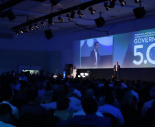 O governador Carlos Massa Ratinho Junior disse nesta quinta-feira (31), na abertura do encontro Governo 5.0, em Foz do Iguaçu, que o planejamento do Estado para os próximos anos será feito a muitas mãos, em parceria com os municípios, e que a inovação, o Novo Pensar e Novo Fazer, deve estar a serviço de todos os paranaenses. Ratinho Junior também assinou um pacote de investimentos de R$ 351 milhões nos municípios para os próximos anos. Foto: José Fernando Ogura/AEN