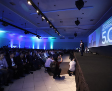 O governador Carlos Massa Ratinho Junior disse nesta quinta-feira (31), na abertura do encontro Governo 5.0, em Foz do Iguaçu, que o planejamento do Estado para os próximos anos será feito a muitas mãos, em parceria com os municípios, e que a inovação, o Novo Pensar e Novo Fazer, deve estar a serviço de todos os paranaenses. Ratinho Junior também assinou um pacote de investimentos de R$ 351 milhões nos municípios para os próximos anos. Foto: José Fernando Ogura/AEN