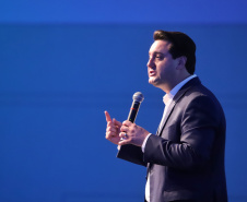 O governador Carlos Massa Ratinho Junior disse nesta quinta-feira (31), na abertura do encontro Governo 5.0, em Foz do Iguaçu, que o planejamento do Estado para os próximos anos será feito a muitas mãos, em parceria com os municípios, e que a inovação, o Novo Pensar e Novo Fazer, deve estar a serviço de todos os paranaenses. Ratinho Junior também assinou um pacote de investimentos de R$ 351 milhões nos municípios para os próximos anos. Foto: José Fernando Ogura/AEN