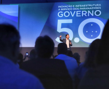 O governador Carlos Massa Ratinho Junior disse nesta quinta-feira (31), na abertura do encontro Governo 5.0, em Foz do Iguaçu, que o planejamento do Estado para os próximos anos será feito a muitas mãos, em parceria com os municípios, e que a inovação, o Novo Pensar e Novo Fazer, deve estar a serviço de todos os paranaenses. Ratinho Junior também assinou um pacote de investimentos de R$ 351 milhões nos municípios para os próximos anos. Foto: José Fernando Ogura/AEN