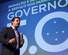 O governador Carlos Massa Ratinho Junior disse nesta quinta-feira (31), na abertura do encontro Governo 5.0, em Foz do Iguaçu, que o planejamento do Estado para os próximos anos será feito a muitas mãos, em parceria com os municípios, e que a inovação, o Novo Pensar e Novo Fazer, deve estar a serviço de todos os paranaenses. Ratinho Junior também assinou um pacote de investimentos de R$ 351 milhões nos municípios para os próximos anos. Foto: José Fernando Ogura/AEN