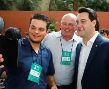O governador Carlos Massa Ratinho Junior disse nesta quinta-feira (31), na abertura do encontro Governo 5.0, em Foz do Iguaçu, que o planejamento do Estado para os próximos anos será feito a muitas mãos, em parceria com os municípios, e que a inovação, o Novo Pensar e Novo Fazer, deve estar a serviço de todos os paranaenses. Ratinho Junior também assinou um pacote de investimentos de R$ 351 milhões nos municípios para os próximos anos.