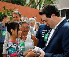 O governador Carlos Massa Ratinho Junior disse nesta quinta-feira (31), na abertura do encontro Governo 5.0, em Foz do Iguaçu, que o planejamento do Estado para os próximos anos será feito a muitas mãos, em parceria com os municípios, e que a inovação, o Novo Pensar e Novo Fazer, deve estar a serviço de todos os paranaenses. Ratinho Junior também assinou um pacote de investimentos de R$ 351 milhões nos municípios para os próximos anos.