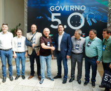 O governador Carlos Massa Ratinho Junior disse nesta quinta-feira (31), na abertura do encontro Governo 5.0, em Foz do Iguaçu, que o planejamento do Estado para os próximos anos será feito a muitas mãos, em parceria com os municípios, e que a inovação, o Novo Pensar e Novo Fazer, deve estar a serviço de todos os paranaenses. Ratinho Junior também assinou um pacote de investimentos de R$ 351 milhões nos municípios para os próximos anos.