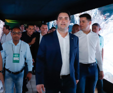 O governador Carlos Massa Ratinho Junior disse nesta quinta-feira (31), na abertura do encontro Governo 5.0, em Foz do Iguaçu, que o planejamento do Estado para os próximos anos será feito a muitas mãos, em parceria com os municípios, e que a inovação, o Novo Pensar e Novo Fazer, deve estar a serviço de todos os paranaenses. Ratinho Junior também assinou um pacote de investimentos de R$ 351 milhões nos municípios para os próximos anos.