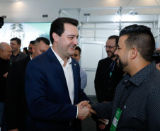 O governador Carlos Massa Ratinho Junior disse nesta quinta-feira (31), na abertura do encontro Governo 5.0, em Foz do Iguaçu, que o planejamento do Estado para os próximos anos será feito a muitas mãos, em parceria com os municípios, e que a inovação, o Novo Pensar e Novo Fazer, deve estar a serviço de todos os paranaenses. Ratinho Junior também assinou um pacote de investimentos de R$ 351 milhões nos municípios para os próximos anos.