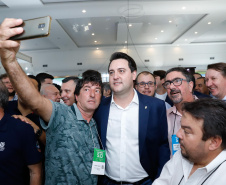 O governador Carlos Massa Ratinho Junior disse nesta quinta-feira (31), na abertura do encontro Governo 5.0, em Foz do Iguaçu, que o planejamento do Estado para os próximos anos será feito a muitas mãos, em parceria com os municípios, e que a inovação, o Novo Pensar e Novo Fazer, deve estar a serviço de todos os paranaenses. Ratinho Junior também assinou um pacote de investimentos de R$ 351 milhões nos municípios para os próximos anos.