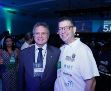 O governador Carlos Massa Ratinho Junior disse nesta quinta-feira (31), na abertura do encontro Governo 5.0, em Foz do Iguaçu, que o planejamento do Estado para os próximos anos será feito a muitas mãos, em parceria com os municípios, e que a inovação, o Novo Pensar e Novo Fazer, deve estar a serviço de todos os paranaenses. Ratinho Junior também assinou um pacote de investimentos de R$ 351 milhões nos municípios para os próximos anos.