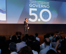 O governador Carlos Massa Ratinho Junior disse nesta quinta-feira (31), na abertura do encontro Governo 5.0, em Foz do Iguaçu, que o planejamento do Estado para os próximos anos será feito a muitas mãos, em parceria com os municípios, e que a inovação, o Novo Pensar e Novo Fazer, deve estar a serviço de todos os paranaenses. Ratinho Junior também assinou um pacote de investimentos de R$ 351 milhões nos municípios para os próximos anos.