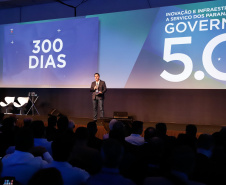 O governador Carlos Massa Ratinho Junior disse nesta quinta-feira (31), na abertura do encontro Governo 5.0, em Foz do Iguaçu, que o planejamento do Estado para os próximos anos será feito a muitas mãos, em parceria com os municípios, e que a inovação, o Novo Pensar e Novo Fazer, deve estar a serviço de todos os paranaenses. Ratinho Junior também assinou um pacote de investimentos de R$ 351 milhões nos municípios para os próximos anos.