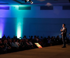 O governador Carlos Massa Ratinho Junior disse nesta quinta-feira (31), na abertura do encontro Governo 5.0, em Foz do Iguaçu, que o planejamento do Estado para os próximos anos será feito a muitas mãos, em parceria com os municípios, e que a inovação, o Novo Pensar e Novo Fazer, deve estar a serviço de todos os paranaenses. Ratinho Junior também assinou um pacote de investimentos de R$ 351 milhões nos municípios para os próximos anos.