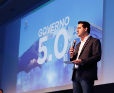 O governador Carlos Massa Ratinho Junior disse nesta quinta-feira (31), na abertura do encontro Governo 5.0, em Foz do Iguaçu, que o planejamento do Estado para os próximos anos será feito a muitas mãos, em parceria com os municípios, e que a inovação, o Novo Pensar e Novo Fazer, deve estar a serviço de todos os paranaenses. Ratinho Junior também assinou um pacote de investimentos de R$ 351 milhões nos municípios para os próximos anos.