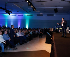 O governador Carlos Massa Ratinho Junior disse nesta quinta-feira (31), na abertura do encontro Governo 5.0, em Foz do Iguaçu, que o planejamento do Estado para os próximos anos será feito a muitas mãos, em parceria com os municípios, e que a inovação, o Novo Pensar e Novo Fazer, deve estar a serviço de todos os paranaenses. Ratinho Junior também assinou um pacote de investimentos de R$ 351 milhões nos municípios para os próximos anos.