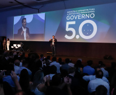 O governador Carlos Massa Ratinho Junior disse nesta quinta-feira (31), na abertura do encontro Governo 5.0, em Foz do Iguaçu, que o planejamento do Estado para os próximos anos será feito a muitas mãos, em parceria com os municípios, e que a inovação, o Novo Pensar e Novo Fazer, deve estar a serviço de todos os paranaenses. Ratinho Junior também assinou um pacote de investimentos de R$ 351 milhões nos municípios para os próximos anos.