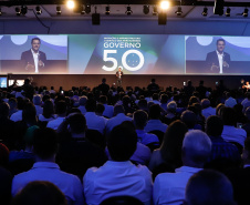 O governador Carlos Massa Ratinho Junior disse nesta quinta-feira (31), na abertura do encontro Governo 5.0, em Foz do Iguaçu, que o planejamento do Estado para os próximos anos será feito a muitas mãos, em parceria com os municípios, e que a inovação, o Novo Pensar e Novo Fazer, deve estar a serviço de todos os paranaenses. Ratinho Junior também assinou um pacote de investimentos de R$ 351 milhões nos municípios para os próximos anos.