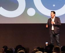 O governador Carlos Massa Ratinho Junior disse nesta quinta-feira (31), na abertura do encontro Governo 5.0, em Foz do Iguaçu, que o planejamento do Estado para os próximos anos será feito a muitas mãos, em parceria com os municípios, e que a inovação, o Novo Pensar e Novo Fazer, deve estar a serviço de todos os paranaenses. Ratinho Junior também assinou um pacote de investimentos de R$ 351 milhões nos municípios para os próximos anos.