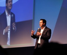 O governador Carlos Massa Ratinho Junior disse nesta quinta-feira (31), na abertura do encontro Governo 5.0, em Foz do Iguaçu, que o planejamento do Estado para os próximos anos será feito a muitas mãos, em parceria com os municípios, e que a inovação, o Novo Pensar e Novo Fazer, deve estar a serviço de todos os paranaenses. Ratinho Junior também assinou um pacote de investimentos de R$ 351 milhões nos municípios para os próximos anos.