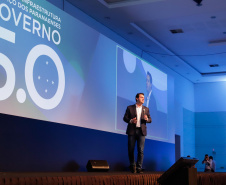O governador Carlos Massa Ratinho Junior disse nesta quinta-feira (31), na abertura do encontro Governo 5.0, em Foz do Iguaçu, que o planejamento do Estado para os próximos anos será feito a muitas mãos, em parceria com os municípios, e que a inovação, o Novo Pensar e Novo Fazer, deve estar a serviço de todos os paranaenses. Ratinho Junior também assinou um pacote de investimentos de R$ 351 milhões nos municípios para os próximos anos.